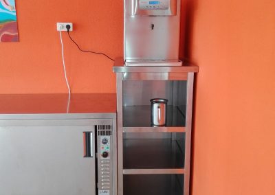instalación de dispensador de agua en una cocina