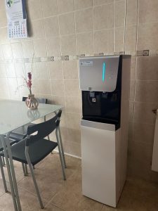 instalación de dispensador de agua fria caliente en cocina mejor que beber agua embotellada