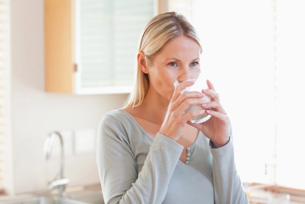 Mujer bebiendo agua purificada