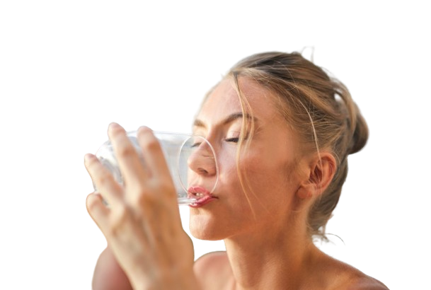 Mujer bebiendo agua filtrada por osmosis inversa